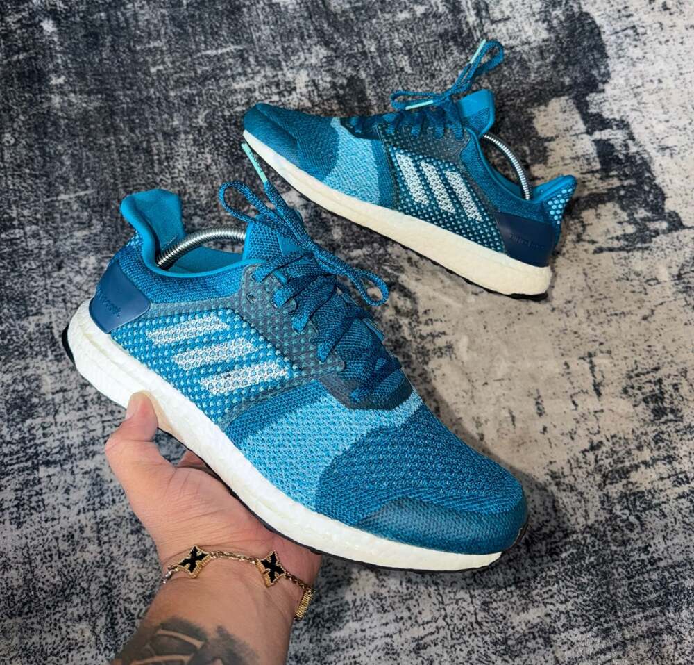 Size: 9.5m-Adidas UltraBoost Aqua Blue Running Shoes